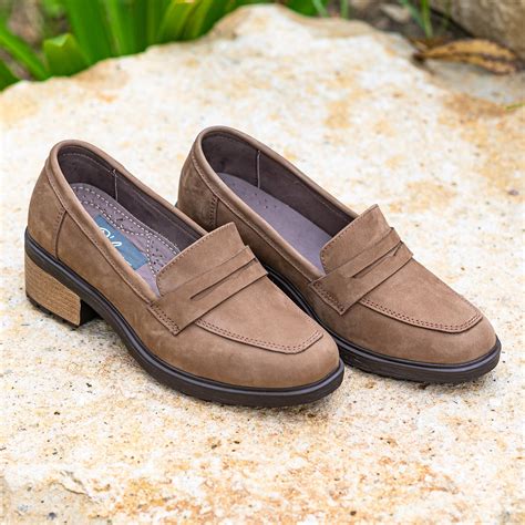 women's beige loafers.